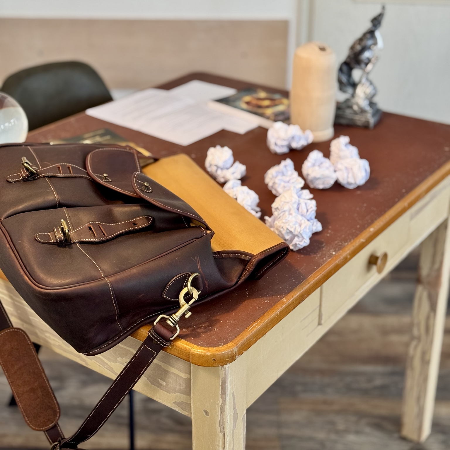 Bücher und Tasche im Hotel