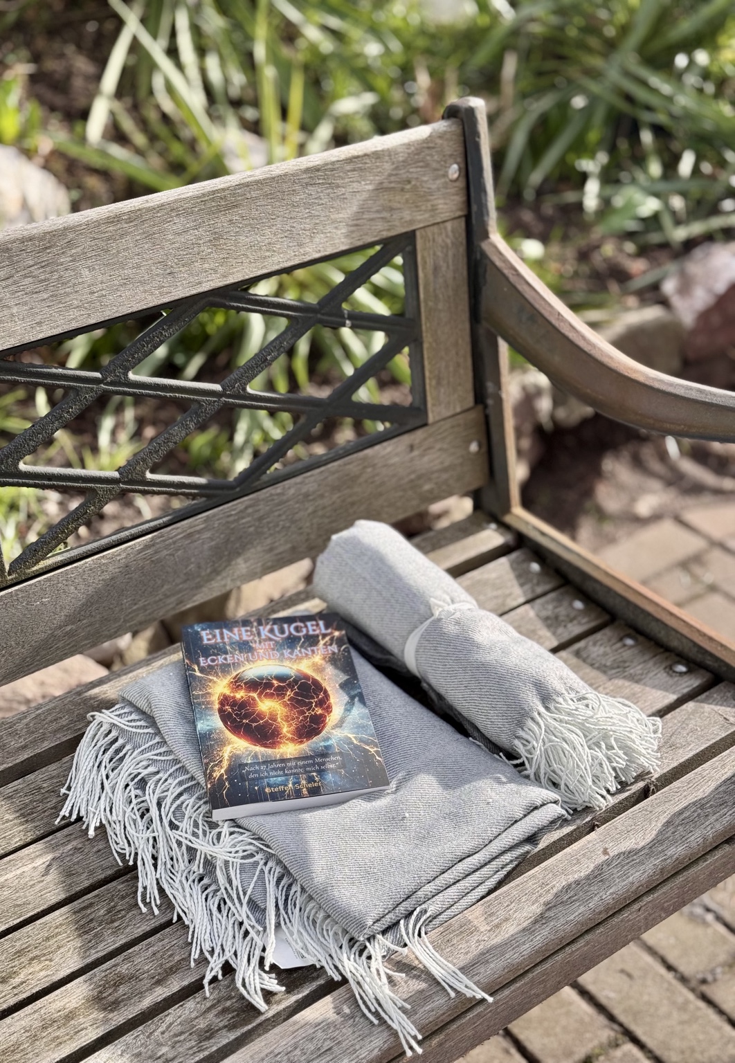 Bücher in einer Ledertasche im Grünen
